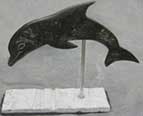 foto van het beeldhouwwerk genaamd dolfijn